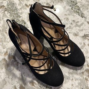 Adrienne Vittadini size 10 black suede heels